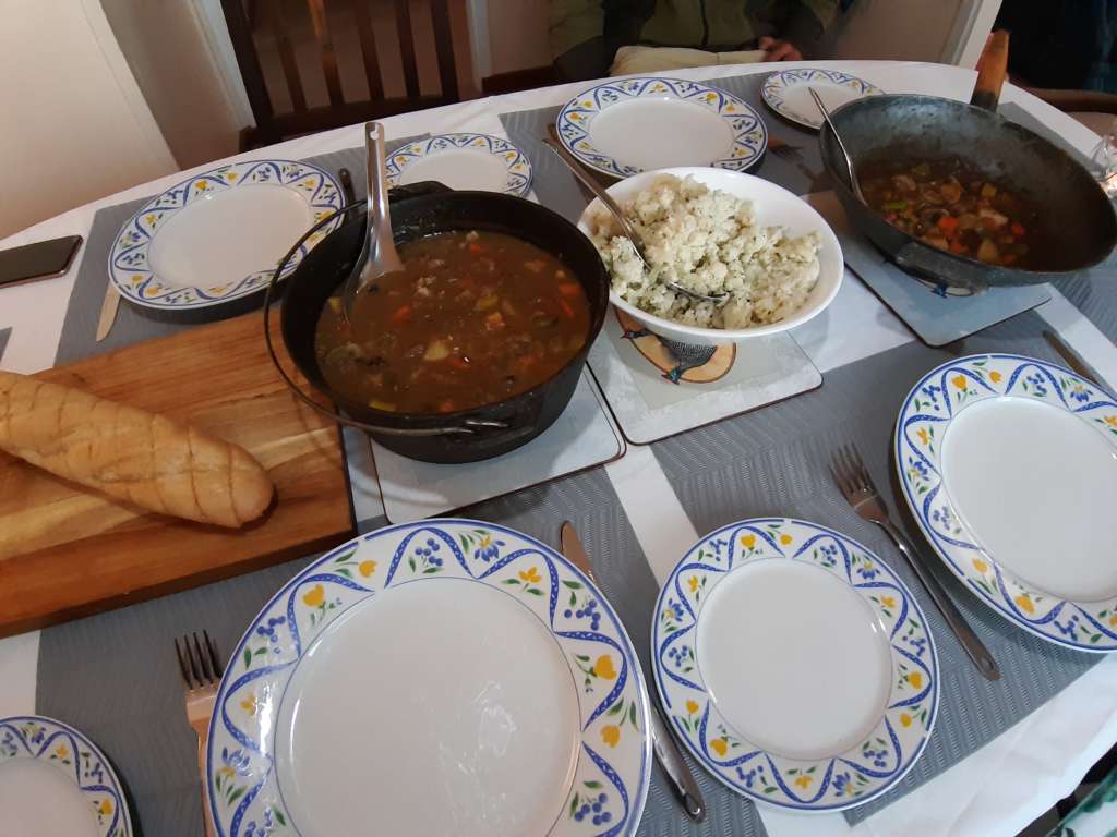 Une table dressée avec des plats à servir.