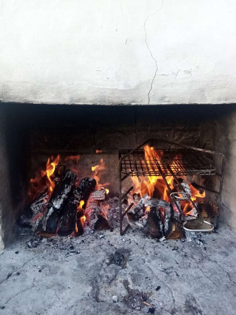 'n Hout vuur in die braai area by fonteintjies.